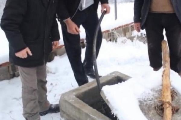 IZBEZUMLJENO GLEDAJU ČUDO U SRBIJI! Prvo su osetili čudan miris u kući, a onda su pustili slavinu