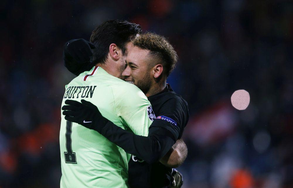 Bufon i Nejmar u zagrljaju  