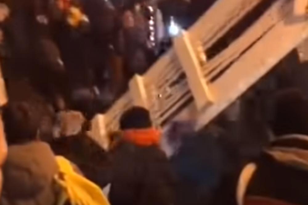 JEZIV SNIMAK RUŠENJA MOSTA U MOSKVI: 13 povređenih, neka ne gleda ko ima slab stomak (VIDEO)