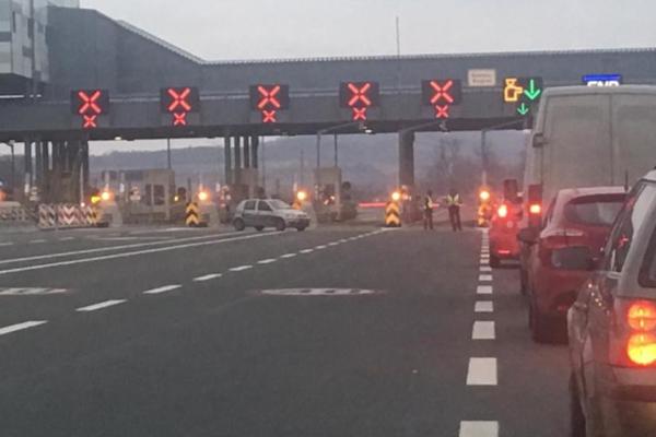 FILMSKA POTERA KOD VRČINA! Odbio je da se legitimiše i bežao AUTO PUTEM U KONTRA SMERU! POVREĐEN POLICAJAC