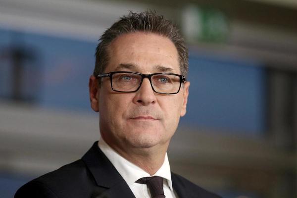 DOBIO JE SINA 1. JANUARA, KURC MU JE PRVI ČESTITAO!  Među novogodišnjim bebama našlo se i dete OVOG POLITIČARA