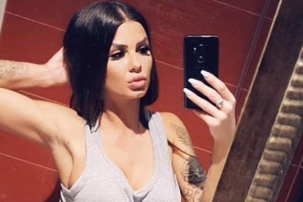 UŽAS NA DOČEKU: Pevačici uperili PIŠTOLJ U GLAVU, pretili joj, ona PANIČNO pokušavala da pobegne, A ONDA...