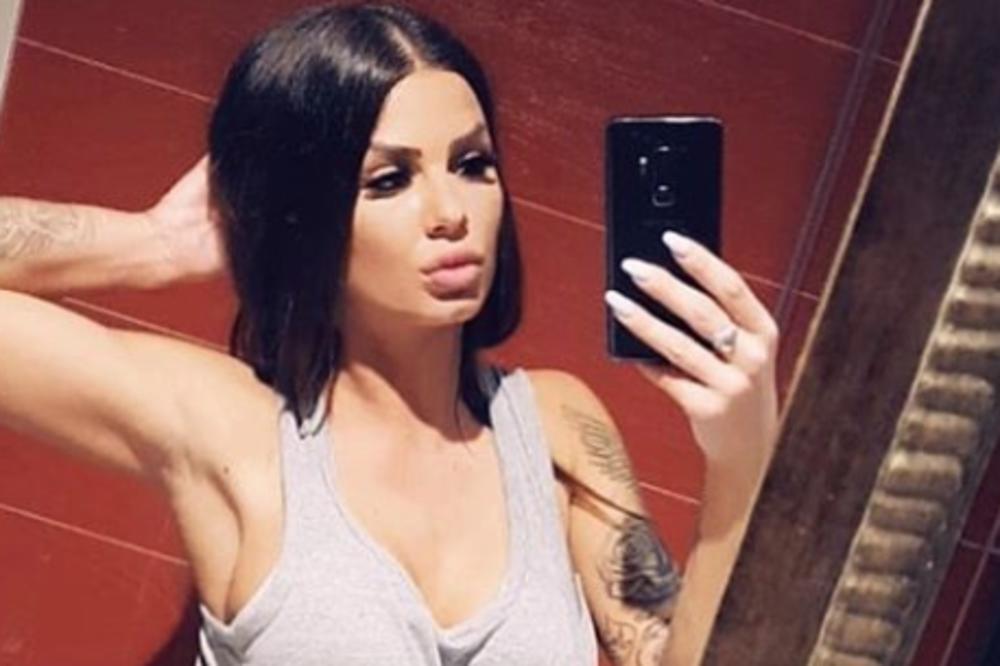 UŽAS NA DOČEKU: Pevačici uperili PIŠTOLJ U GLAVU, pretili joj, ona PANIČNO pokušavala da pobegne, A ONDA...