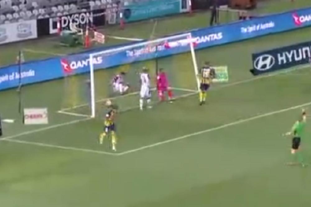 BRATE, JEL PAO NEKI GOL? Ne da je pao, nego se i polomio - nestvarna situacija u Australiji!