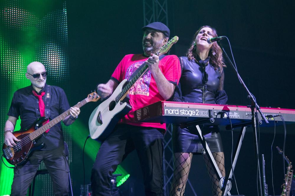 ZABRANJENO PUŠENJE PESMOM ISPRATILO STARU, A DOČEKALO NOVU GODINU: Sve se PUŠILO! (VIDEO)