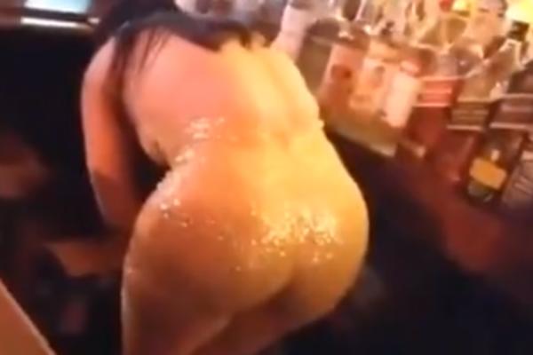 NIJE MOGAO DA ODOLI ZADNJICI KONOBARICE! Izvadio telefon i počeo da je SNIMA, brzo ga je sačekala KAZNA! (VIDEO)