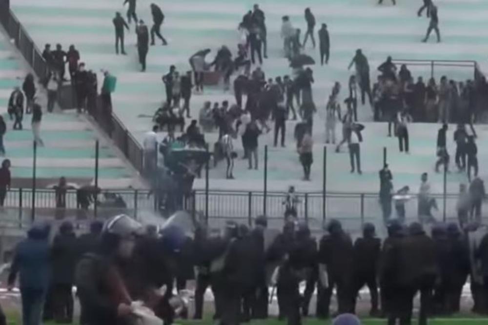 DIVLJANJE NAVIJAČA U ALŽIRU: Sasuli kamenje na igrače, intervenisala je policija pa je nastao opšti haos