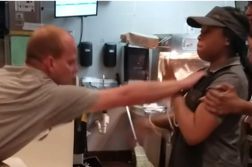 IZNERVIRAO SE ŠTO NEMA SLAMČICA, PA ZGRABIO RADNICU ZA KRAGNU! Snimljena brutalna TUČA u Mekdonaldsu (VIDEO)