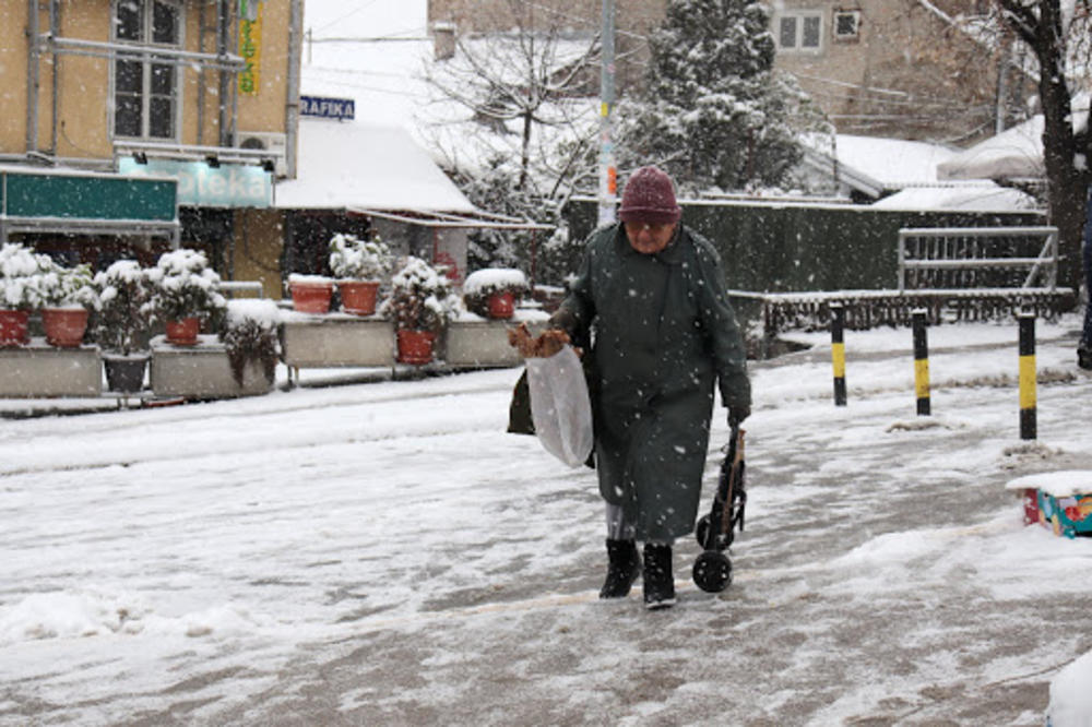 Baka je  na putu ka pijaci zastala da porazgovara sa ekipom Espresa    