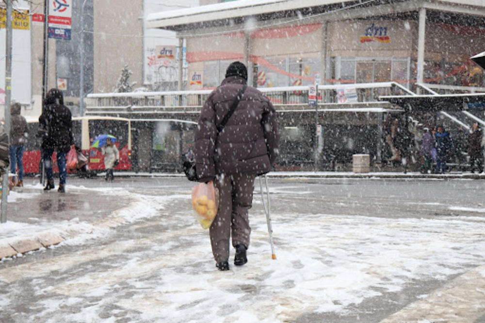 Deku sa štakom ni vejavica nije sprečila da dođe po kilogram jabuka  