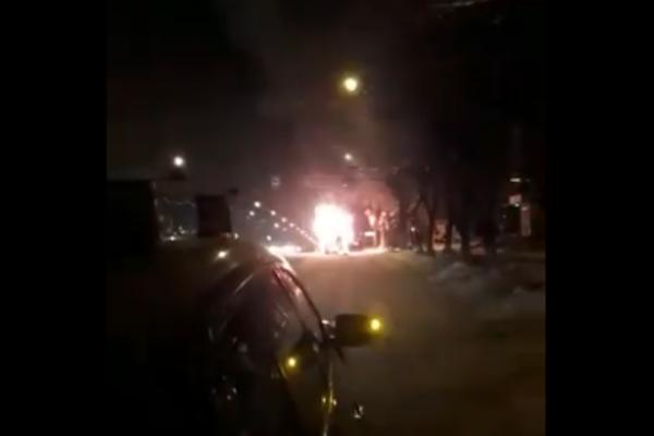 ZASTRAŠUJUĆA SCENA IZ RUSIJE: Automobil EKSPLODIRAO usred vožnje, a onda je planuo! (VIDEO)