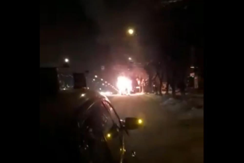 ZASTRAŠUJUĆA SCENA IZ RUSIJE: Automobil EKSPLODIRAO usred vožnje, a onda je planuo! (VIDEO)