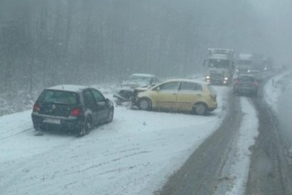 HAVARIJA NA IBARSKOJ: Dva lančana sudara, magistrala blokirana, kolone vozila duge po 15 KILOMETARA (VIDEO)