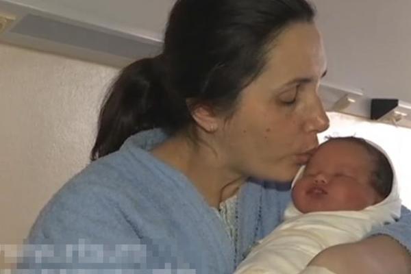 OVA BEBA JE NAŠE NAJVEĆE BLAGO! Radosne vesti STIŽU S KOSOVA, ona je prvorođena na severu KiM u NG! (FOTO)