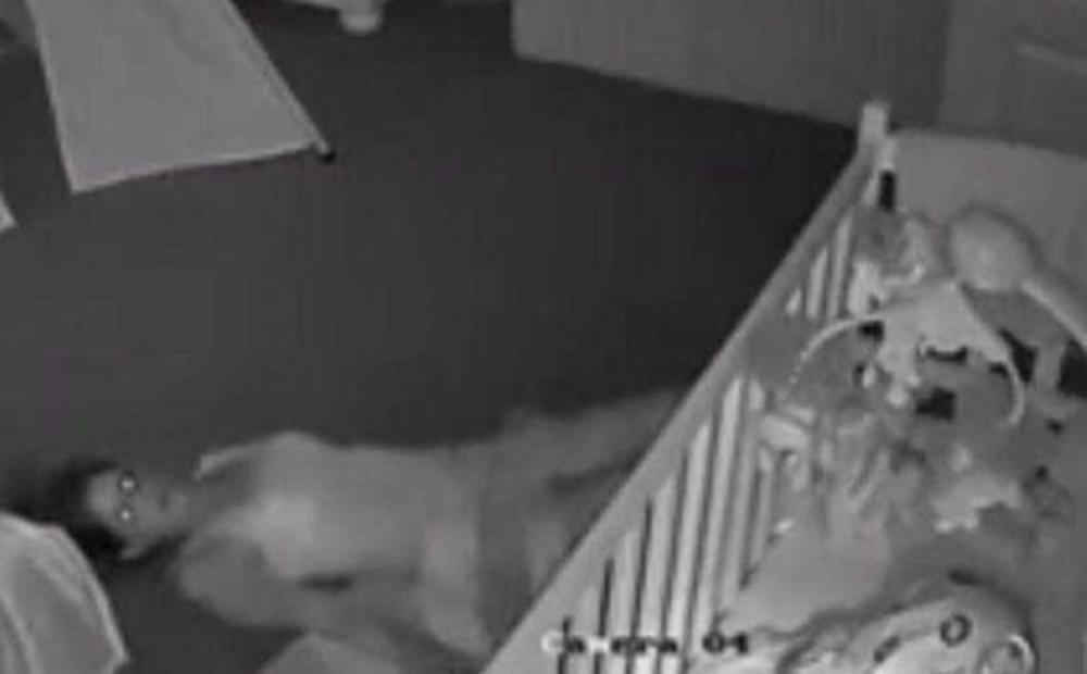 Majka kreativno uspavljuje bebu