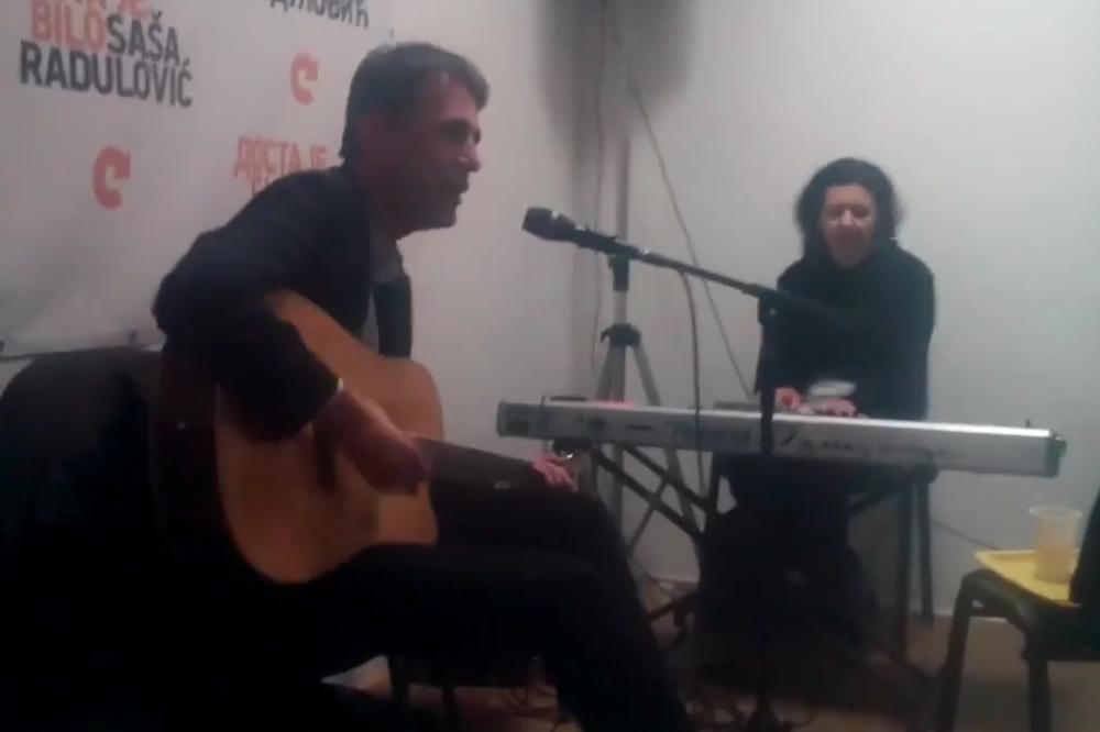 BALKANE MOJ, ORILO SE U DJB! Saša Radulović latio se gitare, a onda je nastao HAOS (VIDEO)