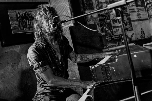 Garažni roker DŽEJMS LEG dolazi u Beograd (VIDEO)