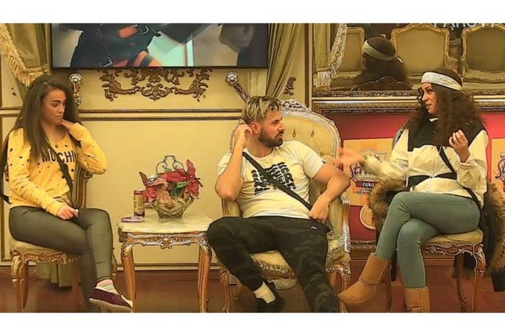 NJOJ GRUPNI SE*S NIJE STRAN: Mea Bond BEZ BLAMA pred svima priznala sve!