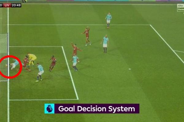 U SRBIJI BI IZBIO RAT I OPET BI ZVALI GEOMETRE, MATEMATIČARE... Lopta prešla, igrač Sitija je izbacio, VAR rešio!