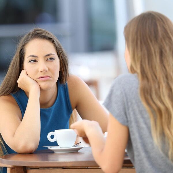 Kako da znate da li vas komšinica laže dok priča sa vama? Postoji jedna stvar na koju lažovi uvek zaborave