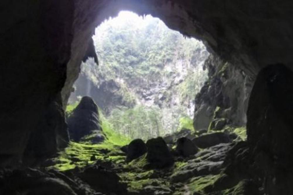 FARMER SLUČAJNO SNIMIO RUPU U STENI, PA JOJ PRIŠAO: Kada je video šta se nalazi sa druge strane, ZANEMEO JE!(VIDEO)