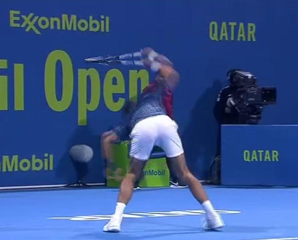 Novak Đoković razbija reket  