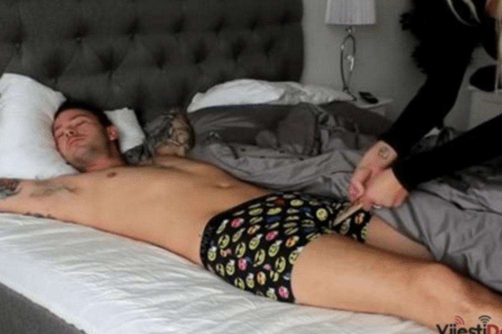 SPAVAO JE SAMO U BOKSERICAMA, A ONDA MU JE PRIŠLA DEVOJKA: Uzela štipaljku, pa usledilo MOMENTALNO BUĐENJE! (VIDEO)