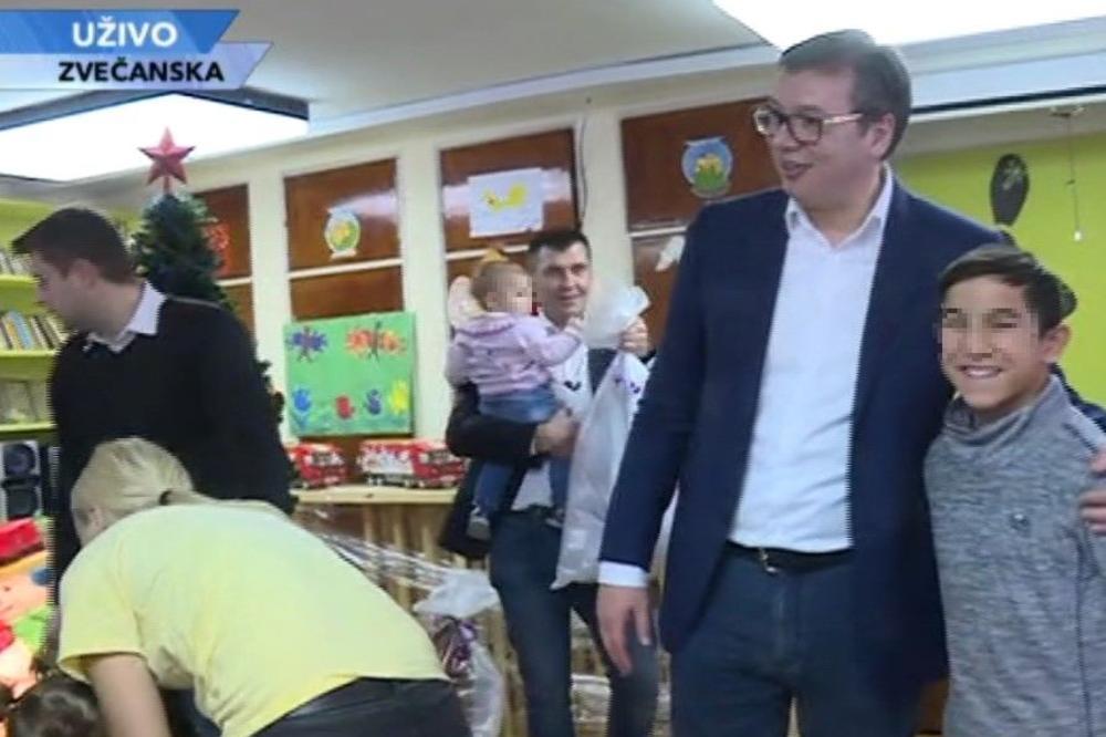 VUČIĆ PODELIO PAKETIĆE DECI U ZVEČANSKOJ! Oni mu uzvratili pesmom i poklonima od plastelina (FOTO)