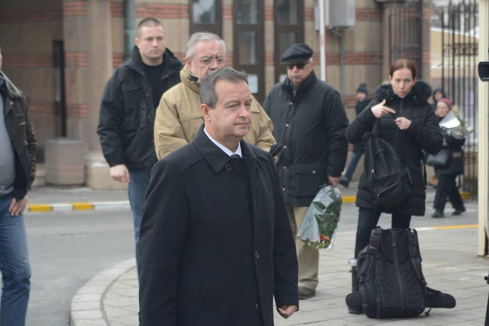 DAČIĆ ZAPLAKAO NA SAHRANI MARKA NIKOLIĆA! Od njegovih reči i kamen bi PUSTIO SUZU (FOTO)