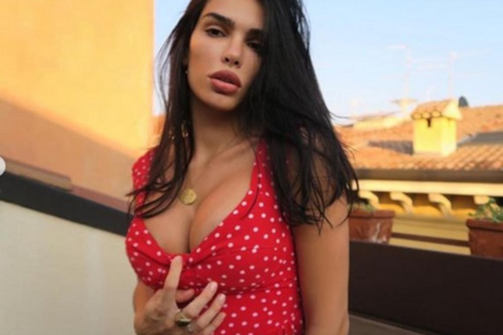 ŠVONJA PROVOCIRA DO KRAJNJIH GRANICA: Supruga fudbalera pokazala BUJNO POPRSJE, a onda je povukla majicu! (FOTO)