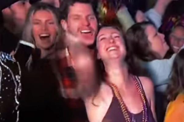 IMAMO POBEDNIKA NOVOGODIŠNJE NOĆI - OVAJ PAR IMAO JE SE*S UŽIVO! Jednima su ODVRATNI, a drugi im ZAVIDE (VIDEO)