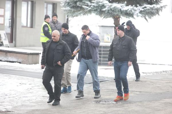 KRISTIJANA PUSTILI IZ ZATVORA! Golubović zaplakao na sahrani majke Milanke (FOTO)