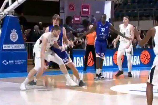 ZAVRTELO MU SE U GLAVI, NIJE ZNAO GDE JE: Gagić je izmaltretirao Lukovića kao dete ispred zgrade!