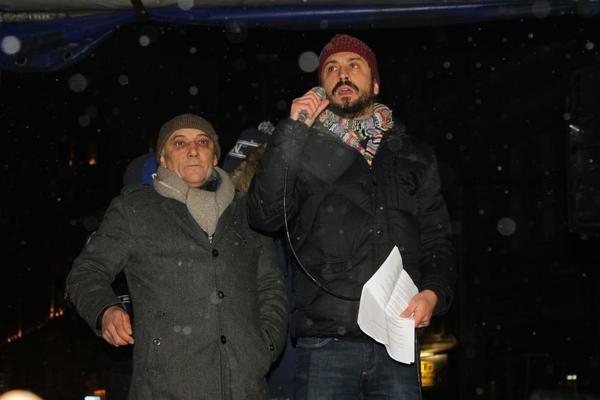 ODRŽAN PETI PO REDU PROTEST NA ULICAMA BEOGRADA: Posle minuta ćutanja, krenuli u šetnju (FOTO)