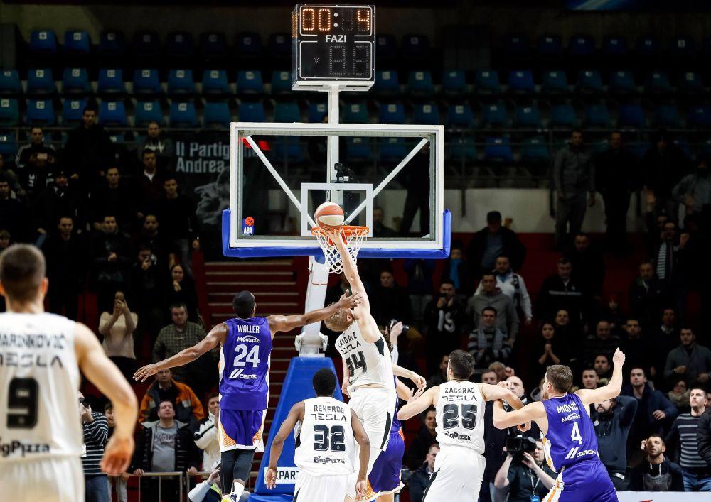 Džok Lendejl postiže koš za pobedu  