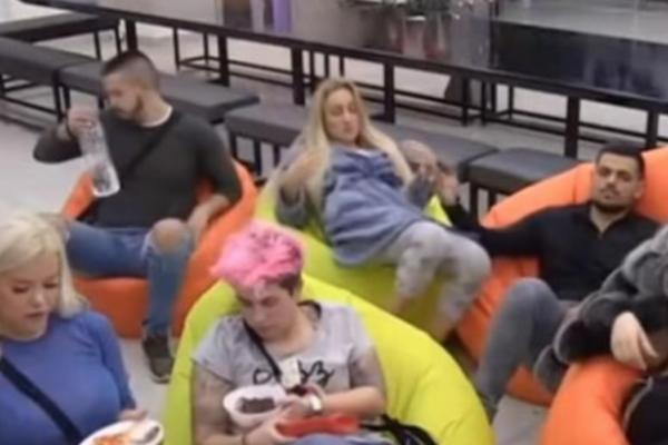 ĐOGANIJEVA IZVISILA PA ZAVRŠILA NA PODU: Sanja jedva dočekala da PROVOCIRA i MANIPULIŠE, a ONA se OBRADOVALA!