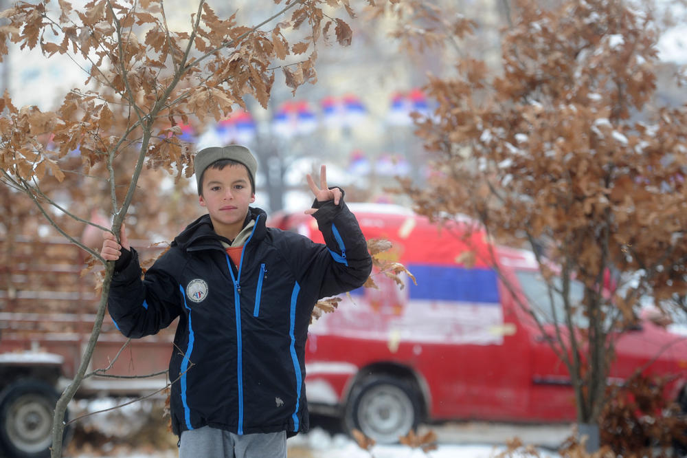 STAVIO JE ŠAJKAČU, PODIGAO BADNJAK I TRI PRSTA! Ovaj dečak je SIMBOL SRPSKOG OTPORA na Kosovu (FOTO)