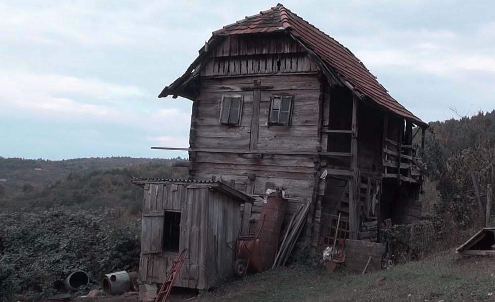 Jedan od kuća u opštini Glina u Hrvatskoj  