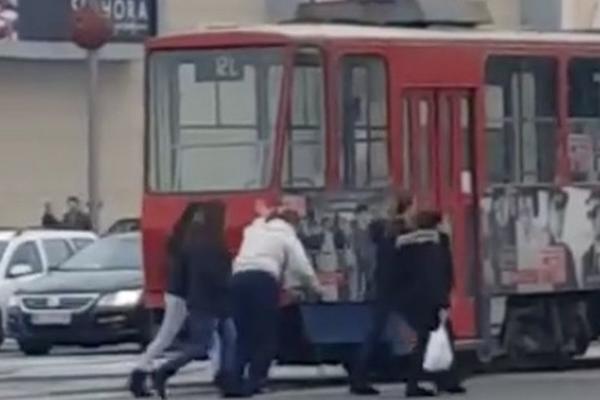 ON JE JAČI I OD SUPERMENA! Tramvaj je stao na šinama i BLOKIRAO BEOGRAD, a onda ga je čovek pomerio GOLIM RUKAMA