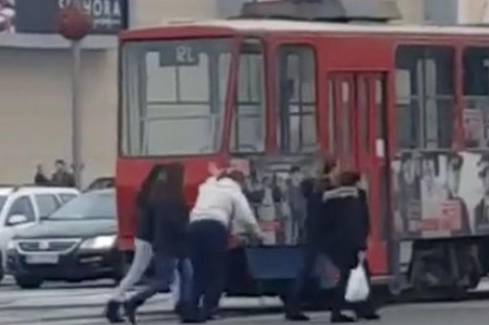 ON JE JAČI I OD SUPERMENA! Tramvaj je stao na šinama i BLOKIRAO BEOGRAD, a onda ga je čovek pomerio GOLIM RUKAMA