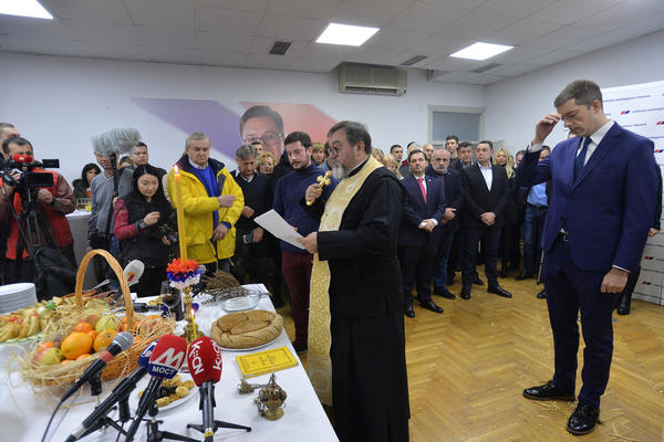 POJAVILA SE U SNS NA UNOŠENJU BADNJAKA, SVI SU SE PITALI OTKUD ONA TU? Srpska pevačica javno podržala naprednjake