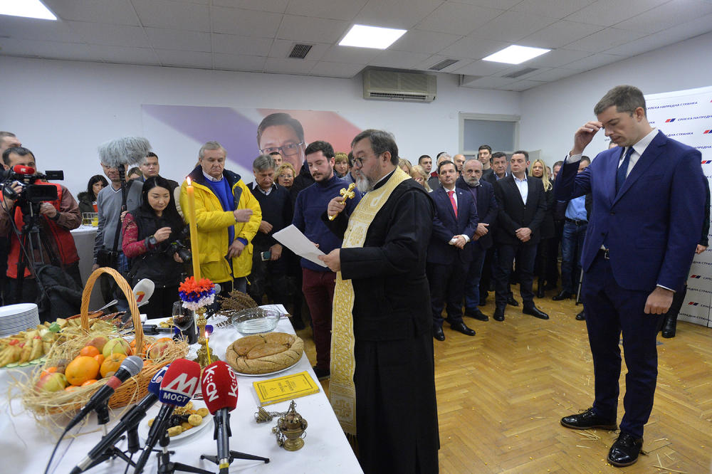 POJAVILA SE U SNS NA UNOŠENJU BADNJAKA, SVI SU SE PITALI OTKUD ONA TU? Srpska pevačica javno podržala naprednjake