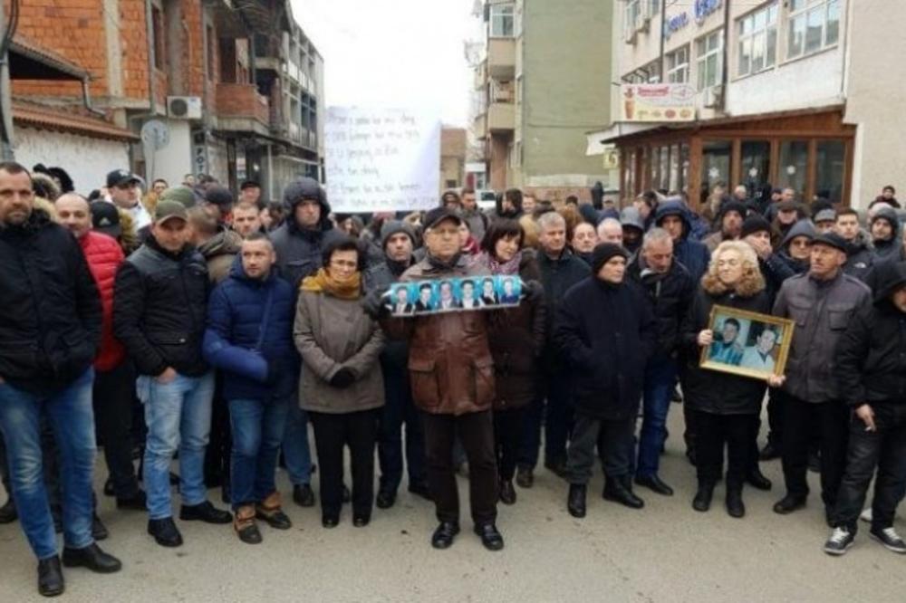 ALBANCI PRED BOŽIĆ PROTERALI SRPSKE IZBEGLICE SA KOSOVA! Vikali su im KRIMINALCI i OKUPATORI, marš iz ĐAKOVICE!