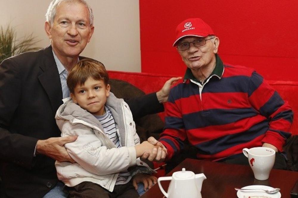 TRENUTAK KADA JE ŠEKI KLEKNUO PRED RAJKA MITIĆA! Karasi se oprostio od druga: Čistio sam mu kopačke od omladinaca!