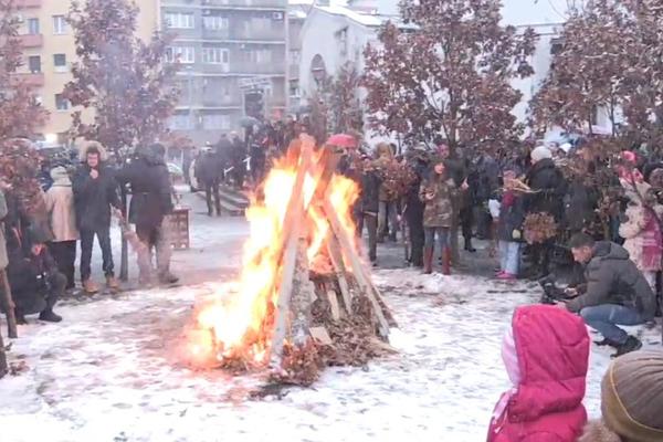 GORE BADNJACI ISPRED HRAMA SVETOG SAVE! Patrijarh Irinej poslao je JAKU PORUKU vernicima (VIDEO)