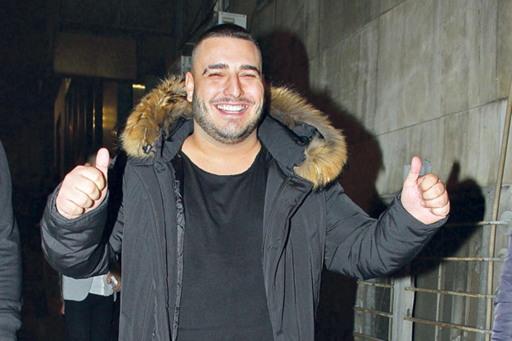 DARKO LAZIĆ SA CRVENIM KARMINOM NA USNAMA PEVA I ŠALJE POLJUPCE: Ovakvog ga SIGURNO nikad niste videli! (VIDEO)