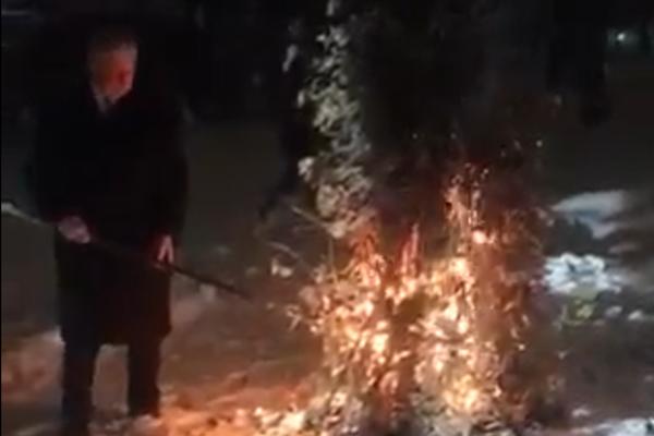 OVAKO IZGLEDA PALJENJE BADNJAKA NA BELOM DVORU: Aleksandar II Karađorđević u IDILIČNOJ atmosferi poštuje TRADICIJU!