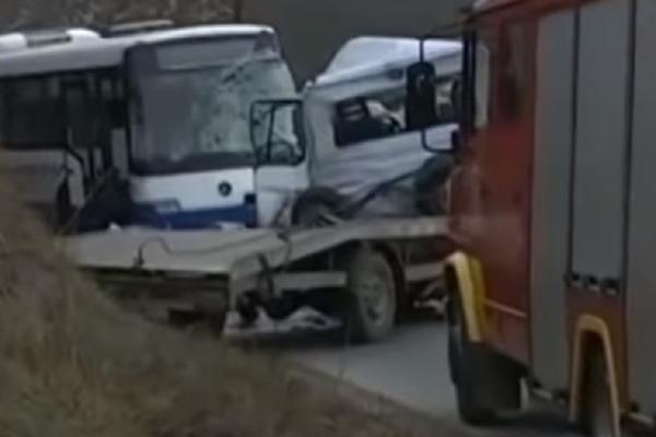 STRAVIČAN SUDAR AUTOBUSA I AUTOMOBILA U KOSOVSKOJ MITROVICI: Vozilo je SMRSKANO,na licu mesta su VATROGASCI I HITNA