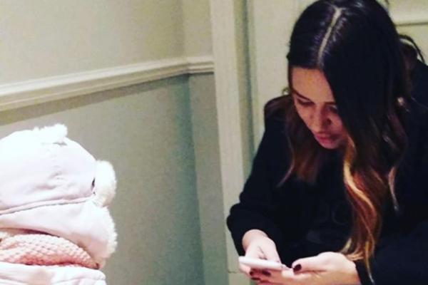 SAMO ANA NIKOLIĆ MOŽE OVAKO DA OKITI BADNJAK! Topli dom sa ćerkom, ali bez RASTE