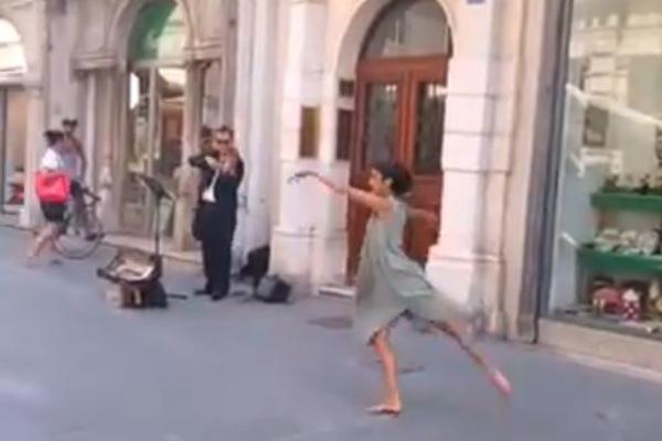 DEVOJKA JE STAJALA I SLUŠALA ULIČNOG SVIRAČA: A onda više nije mogla da izdrži i POVUKLA JE HALJINU... (VIDEO)